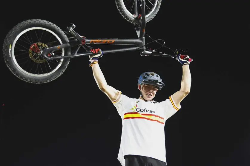 Travis Asenjo, tras proclamarse en Emiratos Árabes Unidos campeón del mundo de trial júnior. (rfec.com)