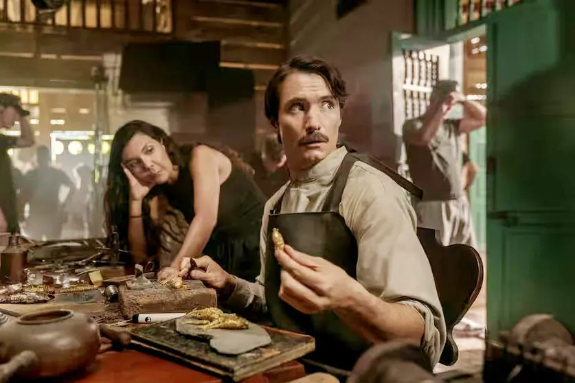 Laura Mora y Claudio Cataño, en un fotograma de la serie Cien años de soledad.