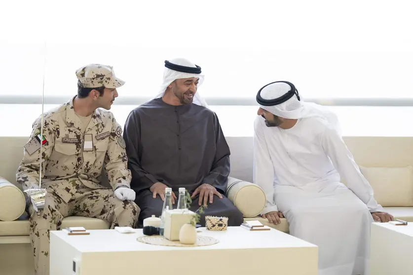 En el centro de la imagen el presidente de EAU junto al príncipe heredero de Dubai y el mititar graduado. (WAM)