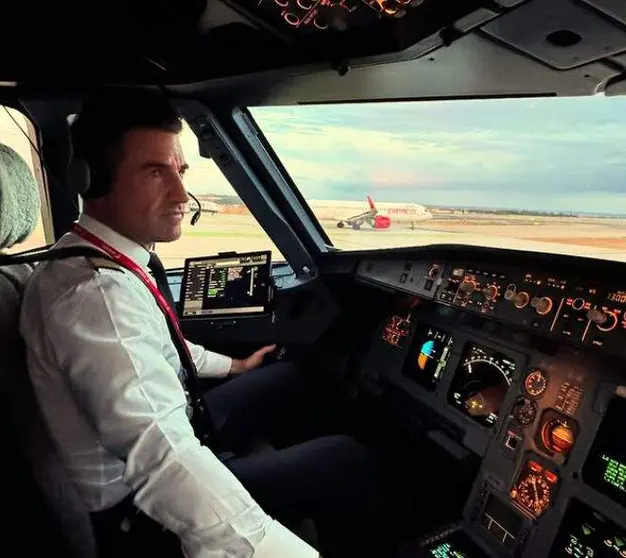 El piloto español a los mandos de un Airbus A320. (Instagram)