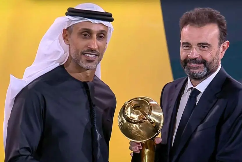El director general del Real Madrid, recoge el premio al mejor club. (X)