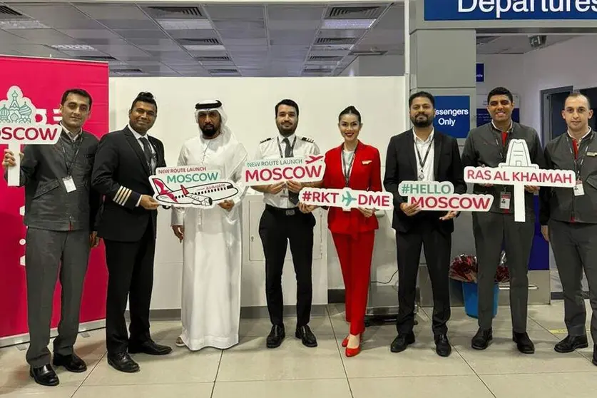 Representantes y tripulantes de cabina de la aerolínea Air Arabia. (WAM)