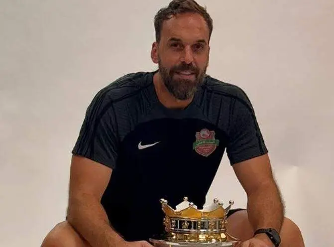 Una imagen del exportero español con la supercopa de EAU. (@manuelalmunia77)