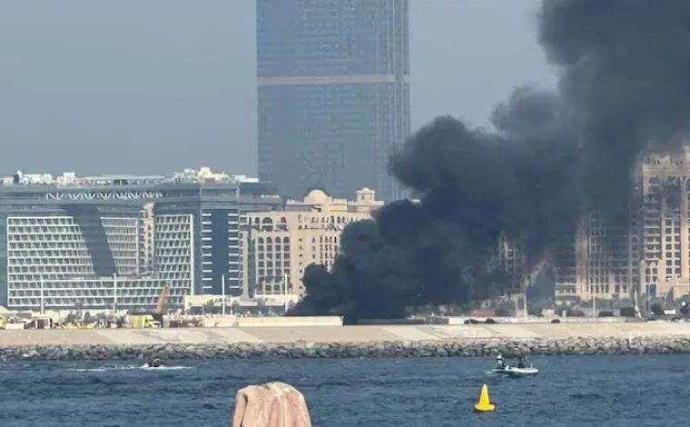 El barco en llamas en Dubai Harbour. (Defensa Civil)