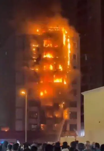 Una captura de pantalla de un vídeo del incendio en Al Barsha.