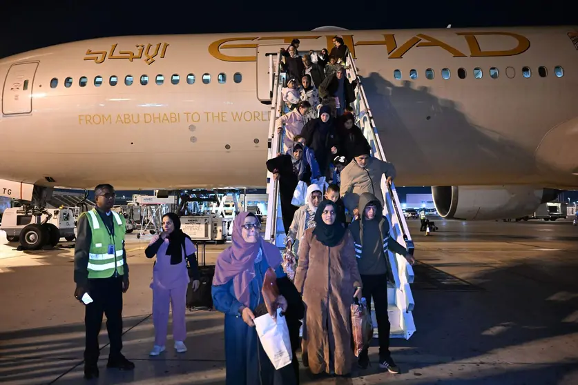 Los evacuados de Gaza descienden del avión en Abu Dhabi. (WAM)