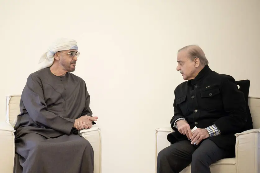 El presidente emiratí junto al primer ministro de Pakistán. (WAM)