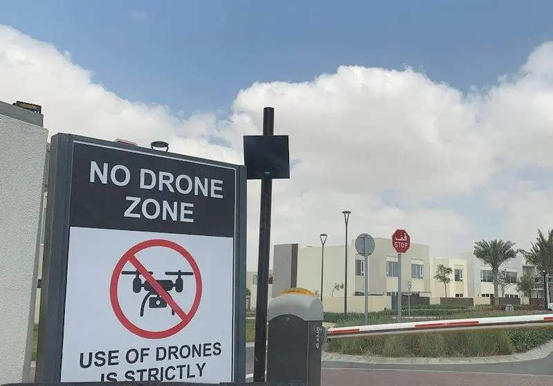 Un cartel alertando del uso prohibido de drones en una urbanización de Dubai. (EL CORREO)