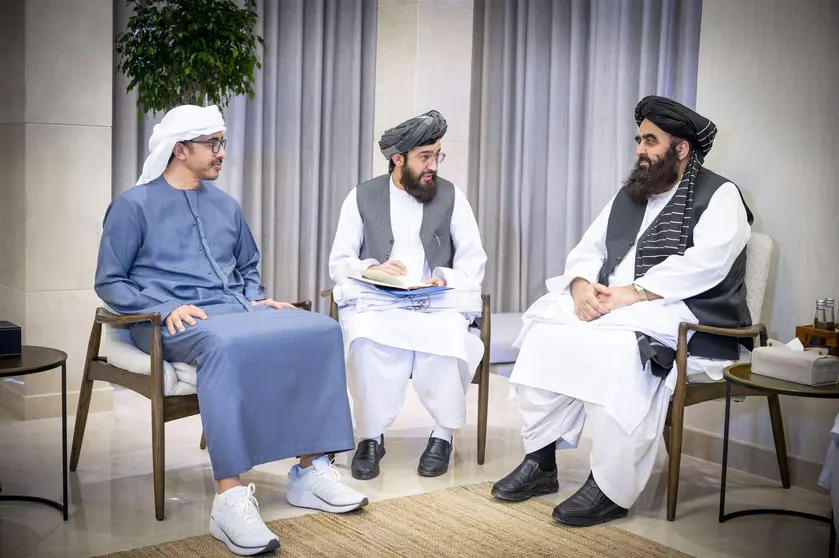 Los ministros Exteriores de EAU y Afganistán (primero por la izquierda) en Abu Dhabi. (WAM)