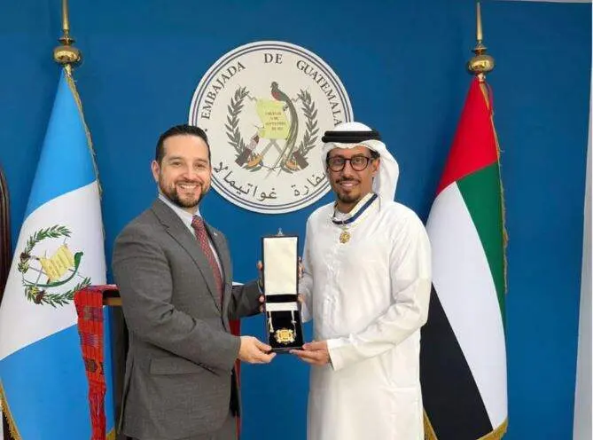Un momento de la entrega del reconocimiento al diplomático emiratí. (WAM)