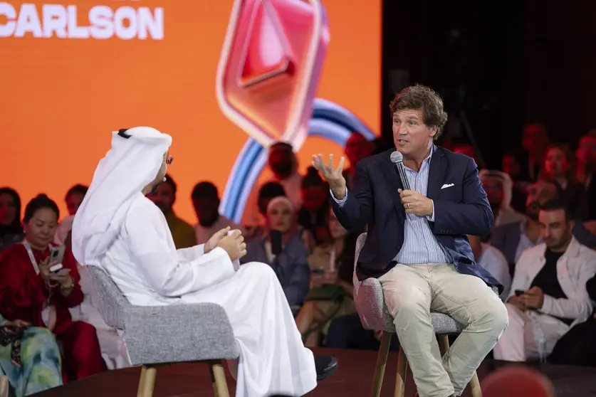 Tucker Carlson durante la presentación de la Cumbre 1.000 millones de seguidores en Dubai. (WAM)