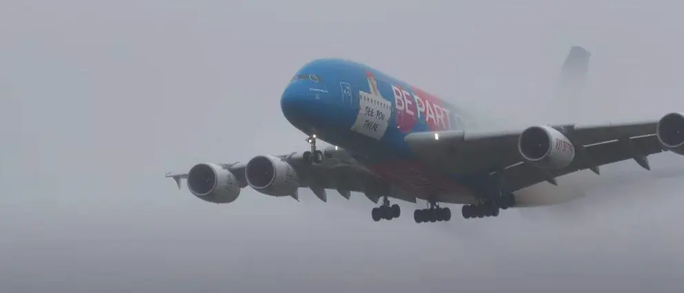 El A380 aterriza en Londres con niebla. (Youtube)