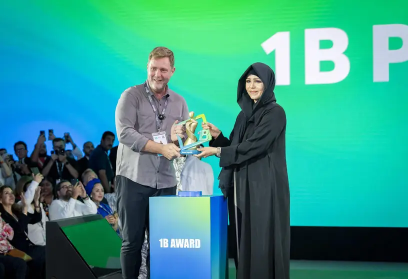 La jequesa entrega el premio a  Simon Squibb. (WAM)