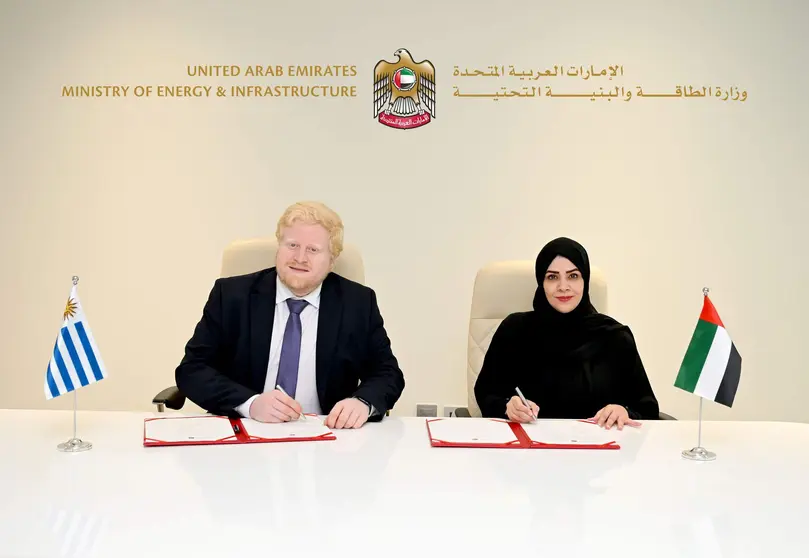 Un momento de la firma del Memorando entre Emiratos y Uruguay. (WAM)