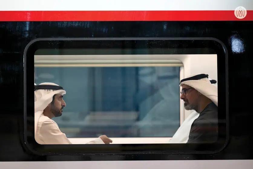 Los príncipes herederos de Dubai (izquierda) y Abu Dhabi en el tren de alta velocidad. (X)