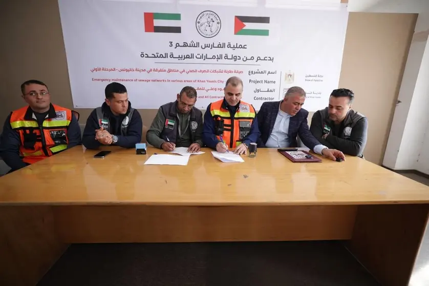 Funcionarios emiratíes y palestinos firman el acuerdo para reparar el alcantarillado. (WAM)