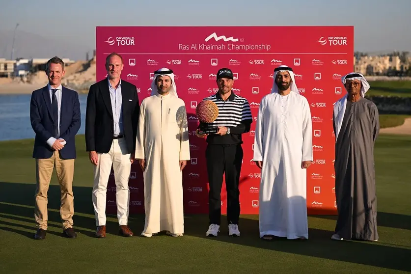 Con el trofeo en mano, el golfista madrileño Alejandro del Rey en Ras Al Khaimah. (X)
