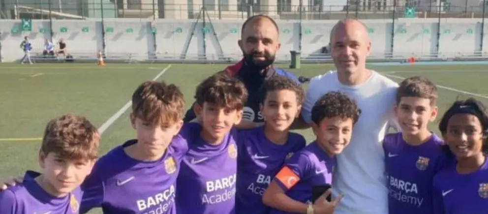 Iniesta con algunos niño de la Barça Academy de Dubai. (X)