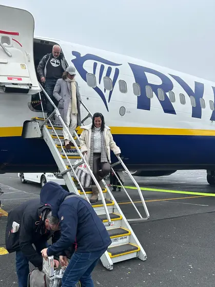 Pasajeros descienden de un avión de Ryanair en el Aeropuerto de Beauvais (Francia). (EL CORREO)