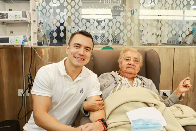 Daniel Noboa, durante la visita a un hospital en Ecuador. (@DanielNoboaOk)