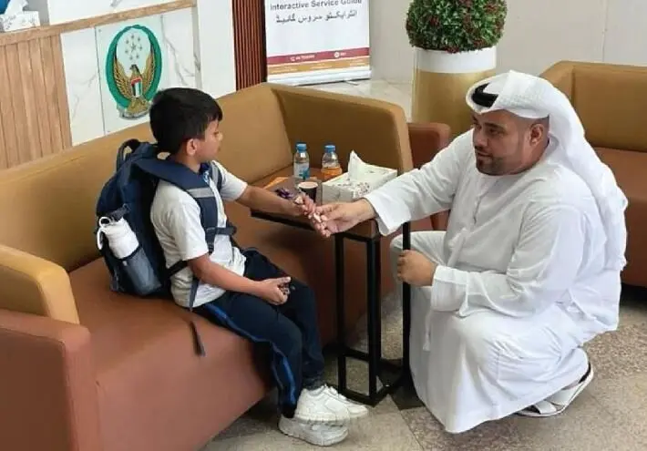 Un funcionario emiratí junto al niño perdido. (Instagram)
