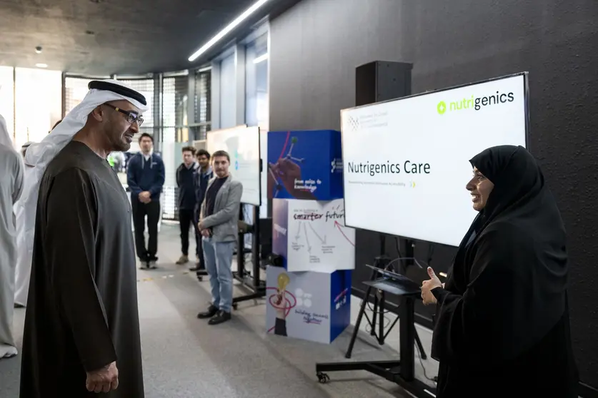 El presidente de EAU durante su recorrido por la universidad de Inteligencia Artificial. (WAM)