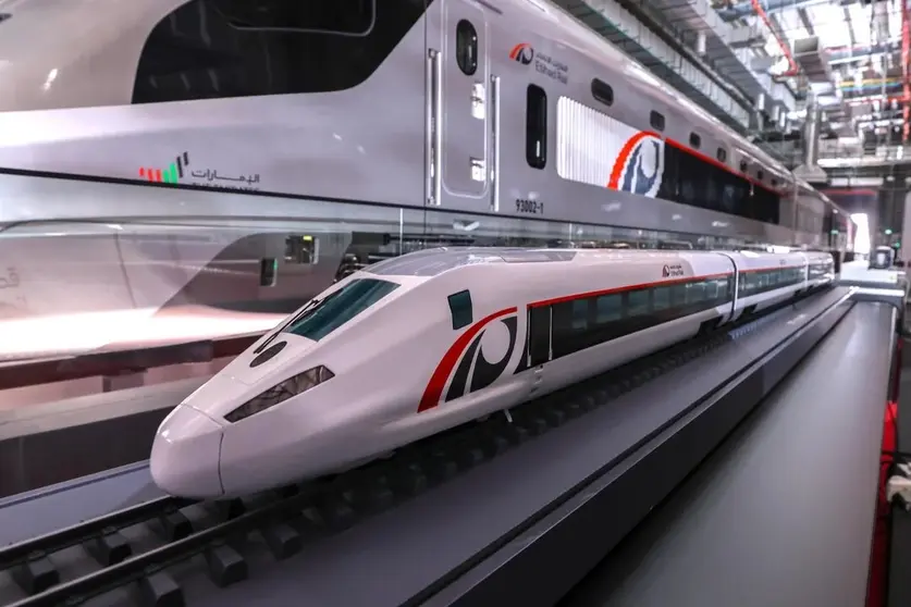 En primer término el tren de Talgo que licita al contrato de Etihad Rail. (X)