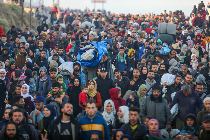 Decenas de miles de personas desplazadas, por las fuerzas israelíes, regresan al norte de Gaza a través de Al-Rashid, junto a la costa. (@UNRWAes)