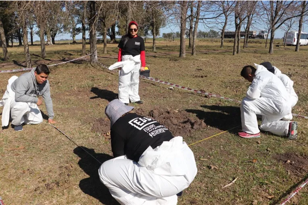 Fotografía cedida a Efe de una capacitación a cargo de la EAAF en la Escuela Latinoamericana de Ciencias Forenses y Derechos Humanos en Argentina. (EAAF)