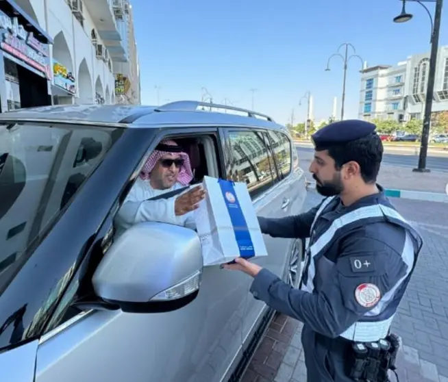 Un policía entrega un regalo a un conductor. (Instagram)