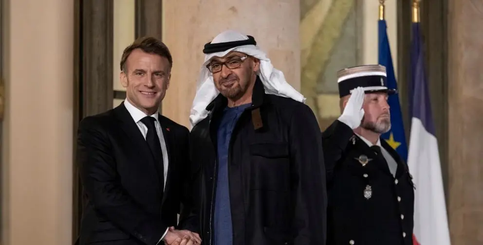 El presidente de EAU junto al de Francia este jueves en París. (WAM)