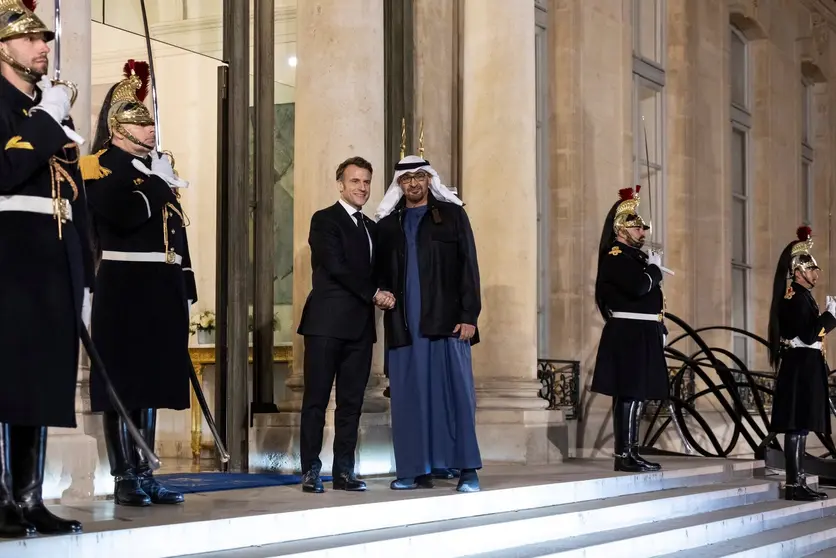 Emmanuel Macron recibe a Mohamed bin Zayed al Nahyan a las puertas del Eliseo. (@EmmanuelMacron)