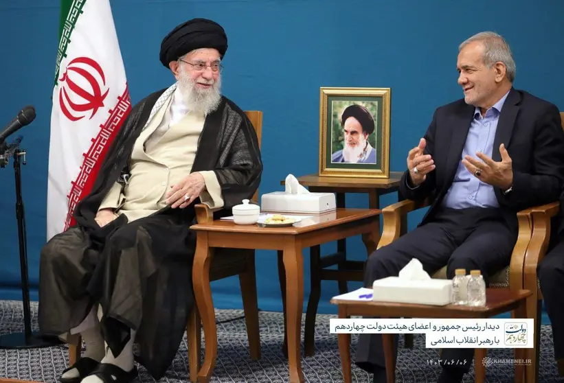 El presidente de Irán, Masoud Pezeshkian -a la derecha-, durante un encuentro. (@drpezeshkian)