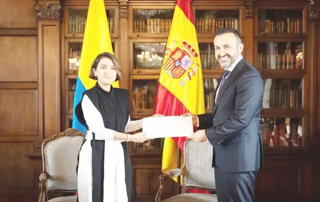 La canciller colombiana, Laura Sarabia, junto al nuevo embajador de España en Colombia, Santiago Jiménez, este viernes en Bogotá. (Cancillería de Colombia)