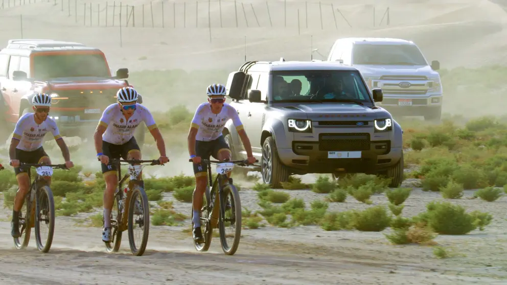 El gobernante de Dubai sigue la carrera ciclsta del desierto desde su coche. (WAM)