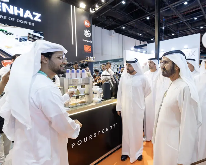 El gobernante de Dubai durante su recorrido por la feria World of Coffee. (WAM)