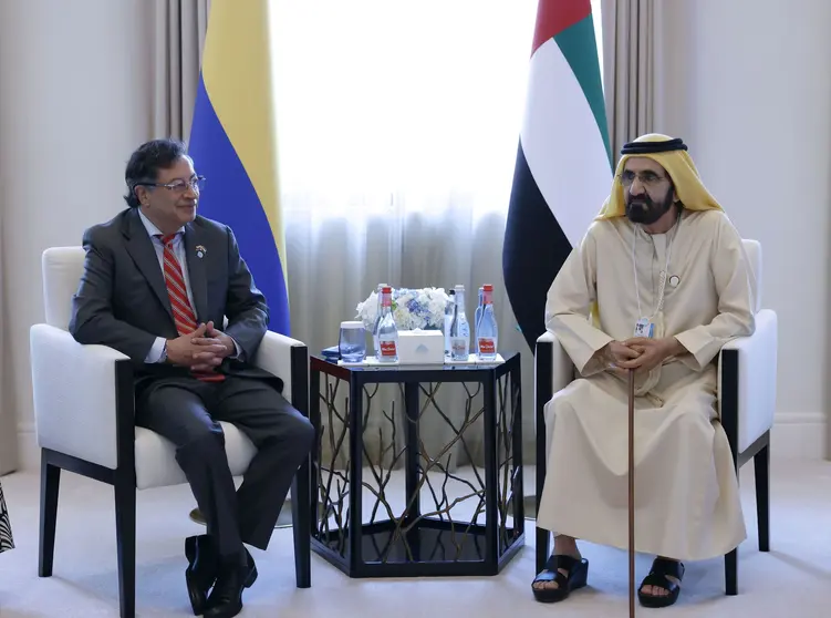 El gobernante de Dubai junto al presidente de Colombia este martes. (WAM)