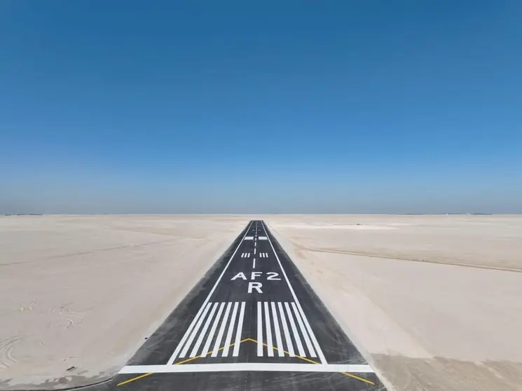 Una pista de aterrizaje en el desierto de Abu Dhabi. (WAM)