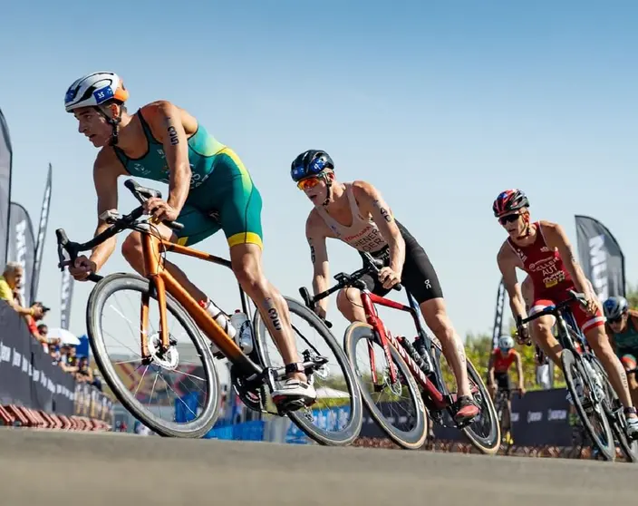Triatletas en acción durante un campeonato en Abu Dhabi. (WAM)