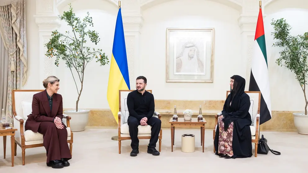 Zelenskyy y su mujer Olena Zelenska fueron recibidos por Reem Al Hashimy. (X)