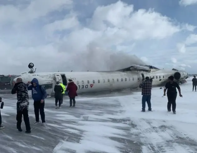 Una imagen del avión volcado en la pista. (X)