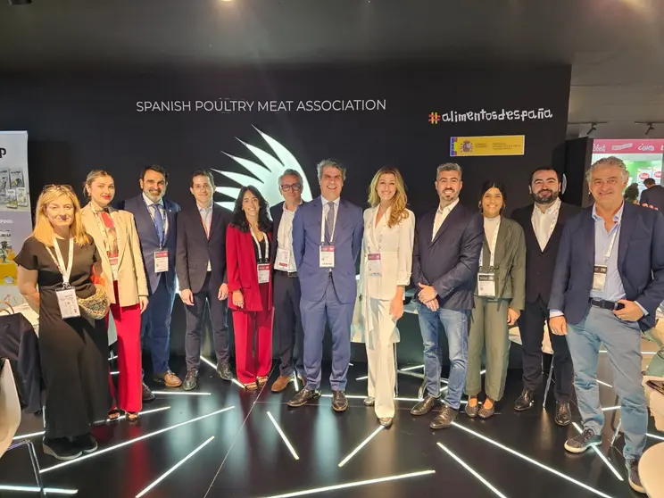 Autoridades españolas y respresentantes del sector cárnicao, en Gulfood 2025. (X)