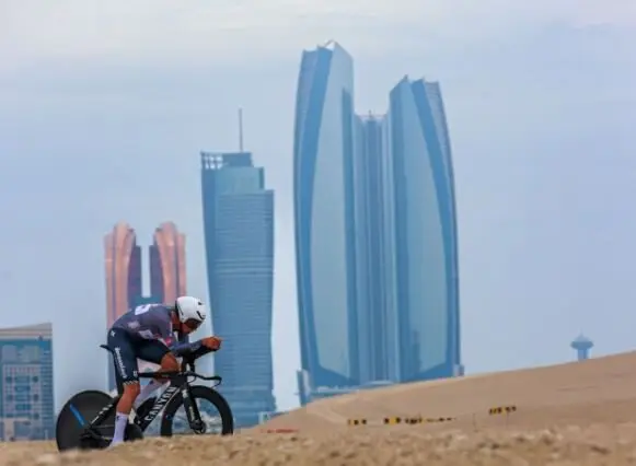 El ciclista Tarling en una etapa del UAE Tour. (WAM)