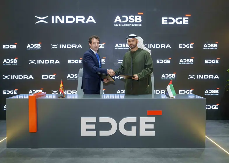 Ángel Escribano, presidente ejecutivo del Grupo Indra -izquierda-, y Khaled Al Zaabi, presidente de Plataformas y Sistemas en EDGE y presidente de ADSB, firman el acuerdo. (WAM)
