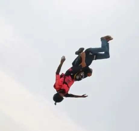 Una captura del pantalla del vídeo del salto desde el Burj Khalifa. (Instagram)