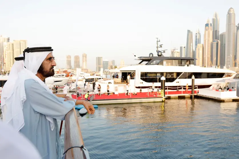 El gobernante de Dubai durante su visita al Salón Náutico Internacional. (X)