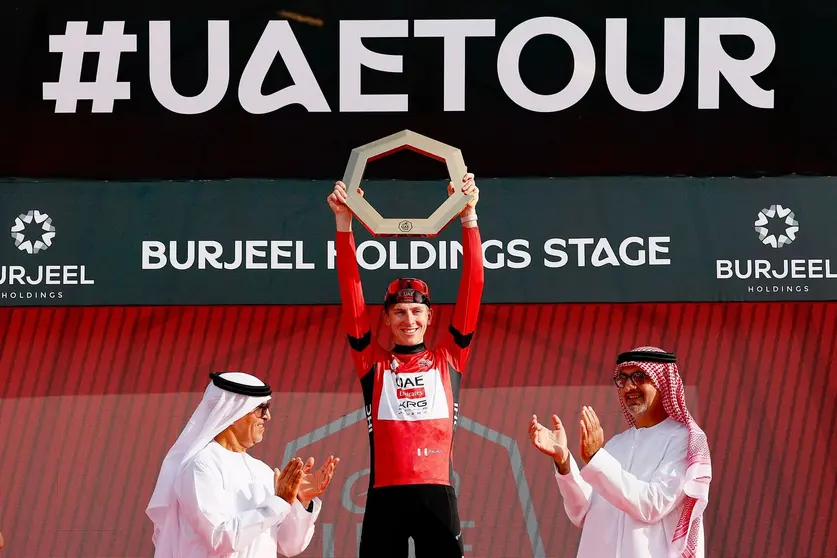 El ciclista recibe el trofeo como ganador del UAE Tour. (WAM)