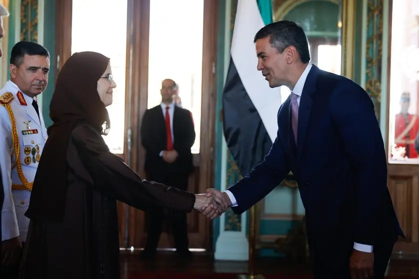 La nueva embajadora de Emiratos Árabes saluda al presidente de Paraguay. (Fuente externa)