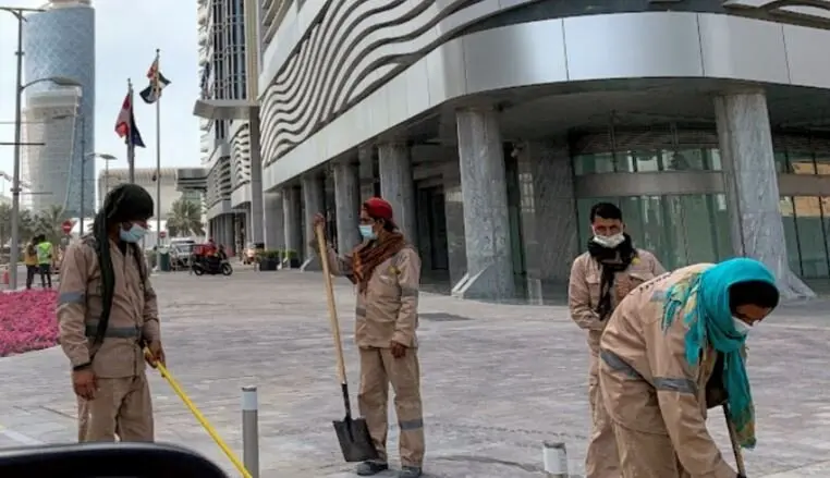 Obreros en Abu Dhabi. (EL CORREO)
