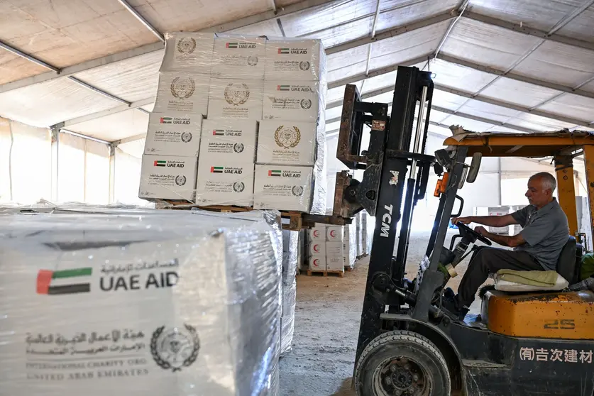 Descarga en el Aeropuerto Internacional de El Arish en Egipto de los suministros, que forman parte del puente aéreo humanitario de Emiratos Árabes bajo la Operación Caballero Valiente 3. (WAM)